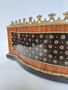 Jardinière Napoléon III avec une marqueterie à la reine en laiton sur fond noir