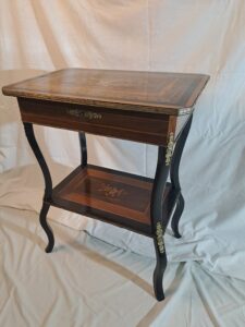 Travailleuse Napoléon III marquetée d'un bouquet de fleurs