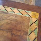 panneau de porte avec une frise géométrique