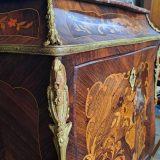 bronze ornementation sur un secrétaire de dame