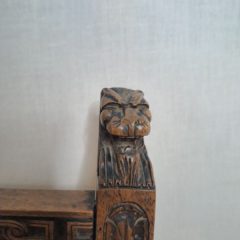 Chaise Gothique d'époque Napoléon III, détails d'une sculpture de lion