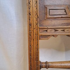 Chaise Gothique d'époque Napoléon III détails de la sculpture du dossier