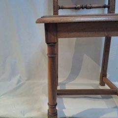 Chaise Gothique d'époque Napoléon III, détails du pied de la chaise