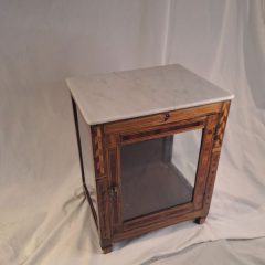 Vitrine marqueté fin XVIIIème vue de 3/4 avant, mise en avant du marbre blanc