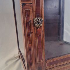 vitrine marquetée fin XVIIIeme, vue détaillée sur la serrure